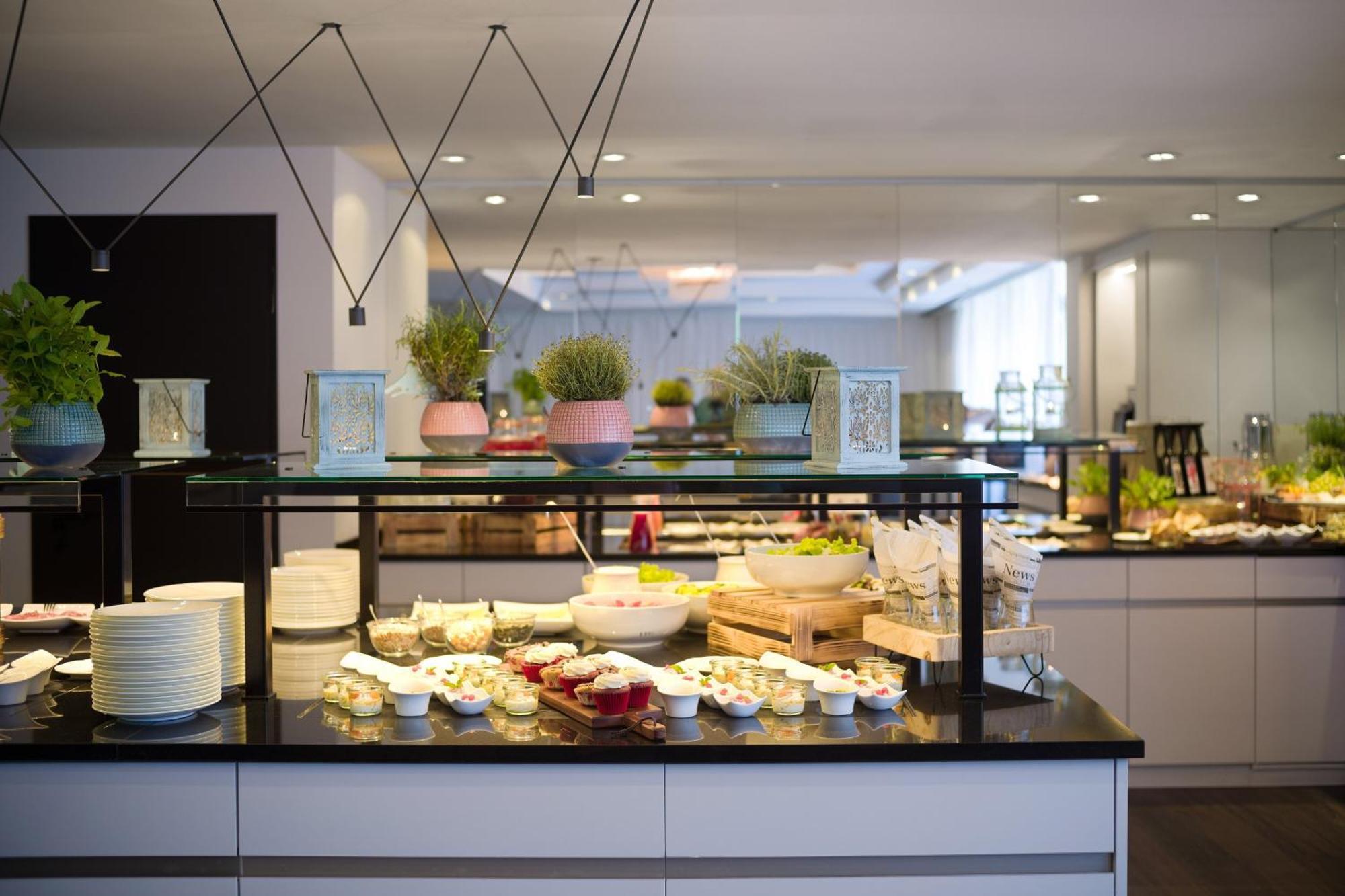 פרנקפורט Le Meridien Frankfurt מראה חיצוני תמונה The buffet at the restaurant