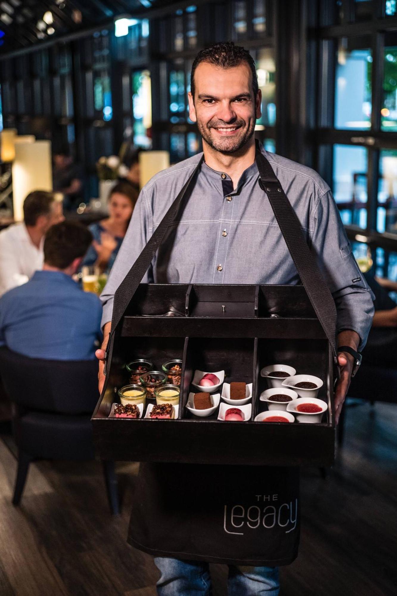 פרנקפורט Le Meridien Frankfurt מראה חיצוני תמונה A server carrying a condiment carrier