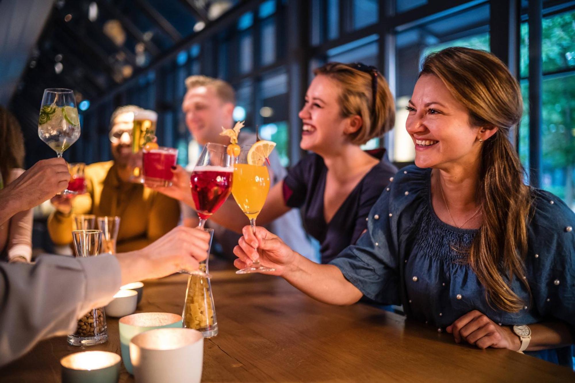 פרנקפורט Le Meridien Frankfurt מראה חיצוני תמונה Friends drinking cocktails