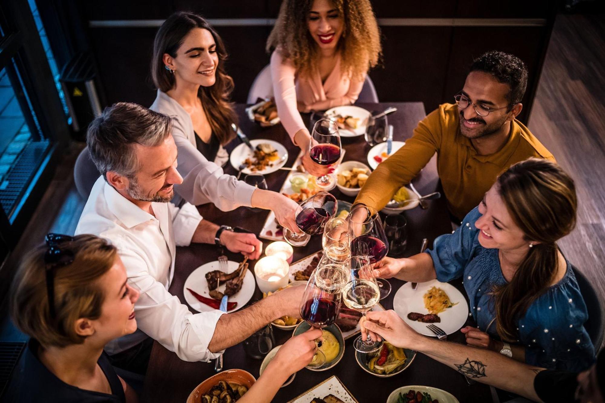 פרנקפורט Le Meridien Frankfurt מראה חיצוני תמונה A group of friends dining together