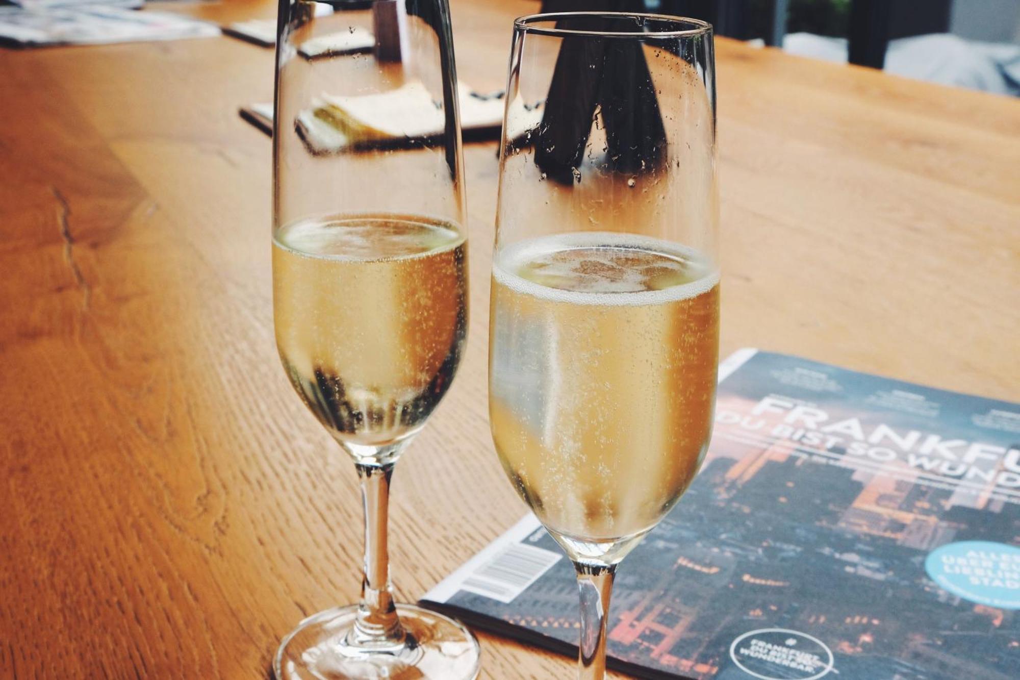 פרנקפורט Le Meridien Frankfurt מראה חיצוני תמונה Two glasses of champagne
