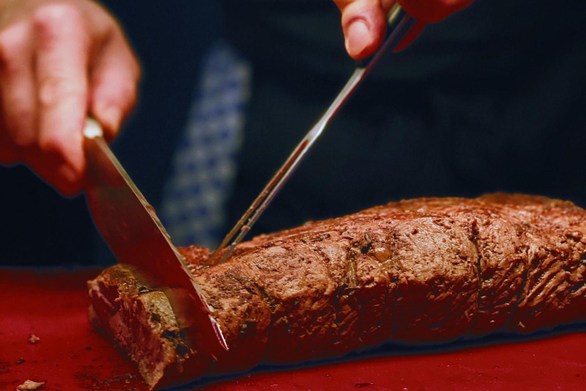פרנקפורט Le Meridien Frankfurt מראה חיצוני תמונה A steak being cut
