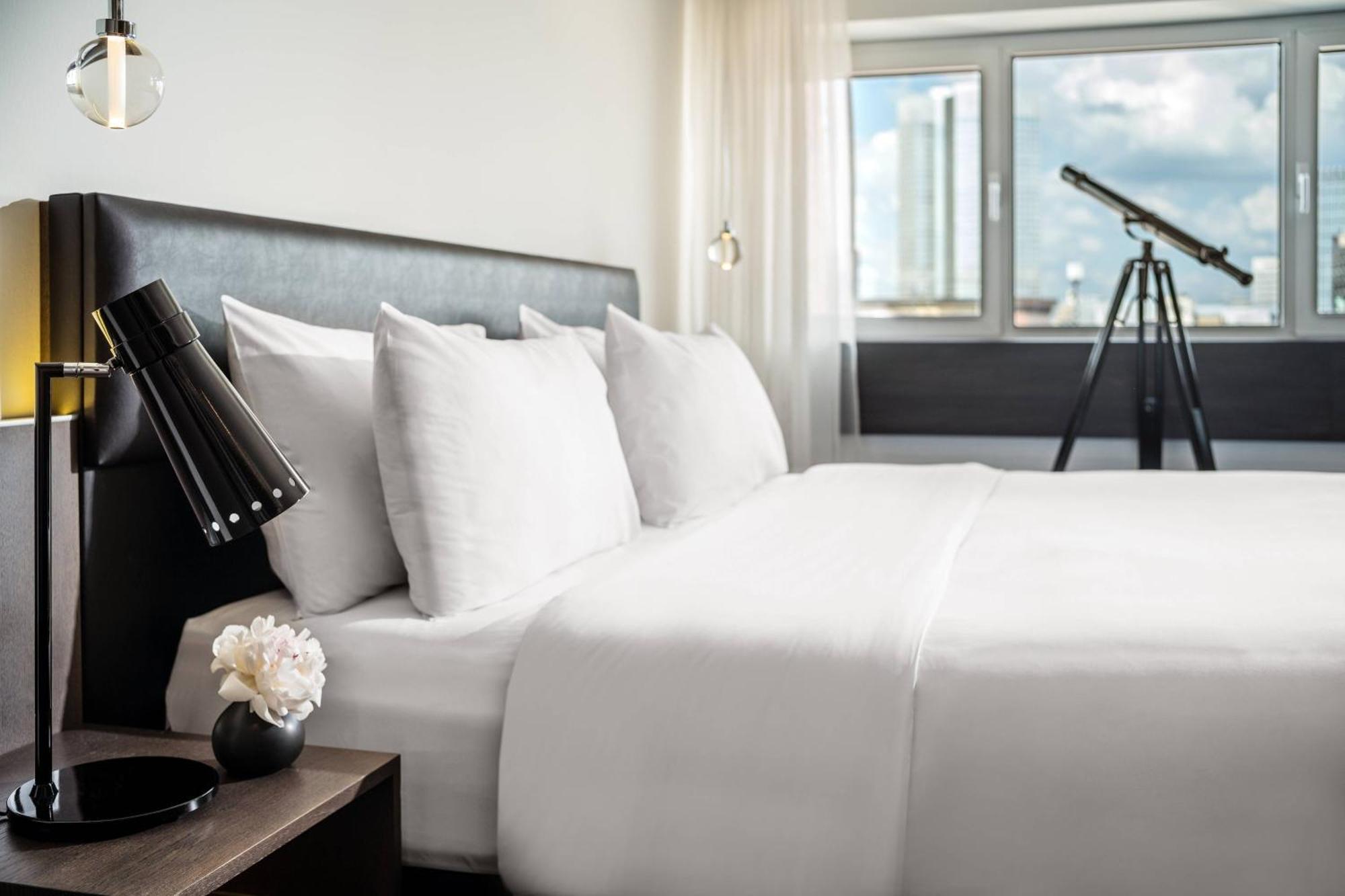 פרנקפורט Le Meridien Frankfurt מראה חיצוני תמונה A guest room at the Hotel Indigo